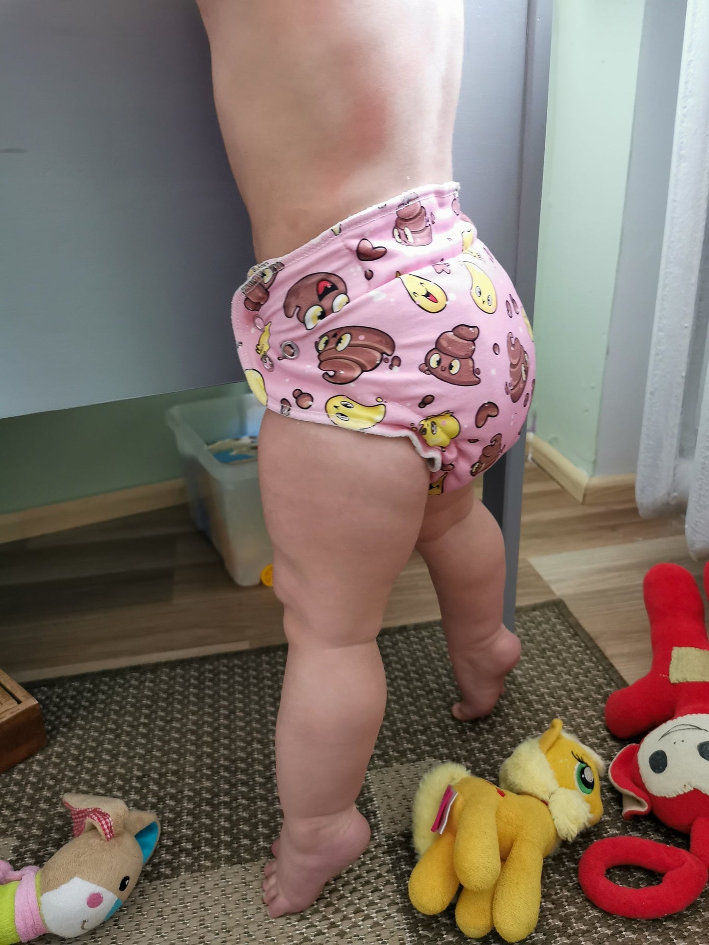 Tasku ja reguleeritavate jalakummidega sisemähe